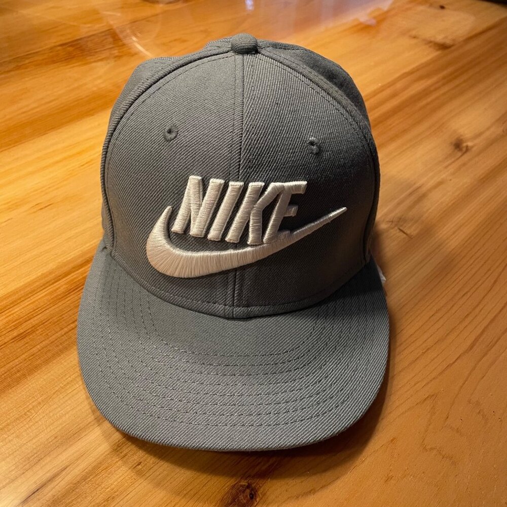 Nike Men’s Baseball Gray SnapBack Cap